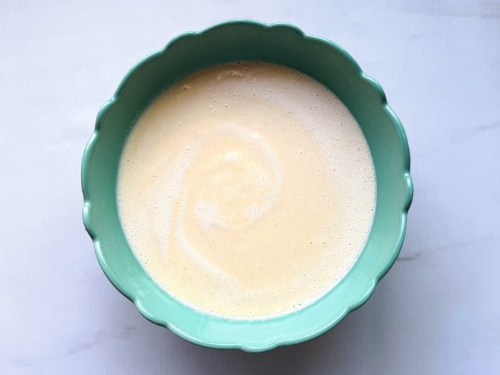 Ingredientes líquidos batidos e transferidos para tigela.