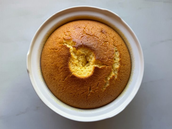 Bolo assado saído do forno.