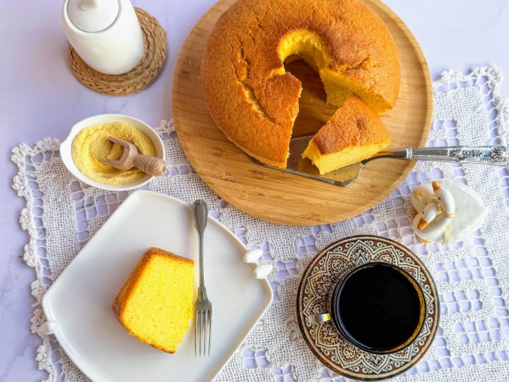 Bolo pronto, fatia servida com café.