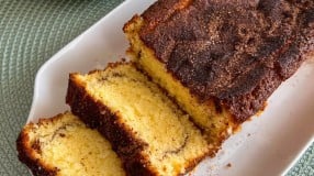 Bolo amanteigado com canela e açúcar