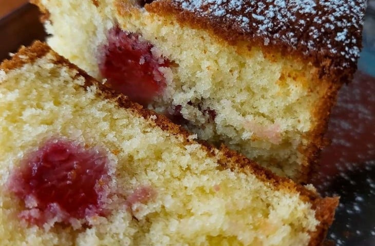 Bolo amanteigado de morango simples