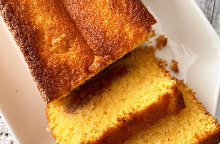 Bolo amanteigado de fubá e goiabada