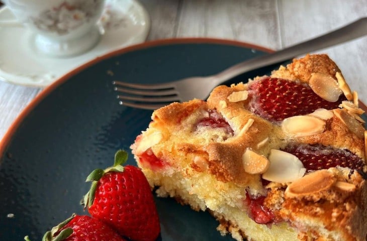 Bolo amanteigado de morango com amendoas
