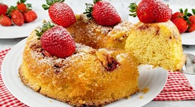 Bolo amanteigado de morango simples
