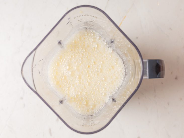 Ovos, açúcar, óleo e leite batidos em um liquidificador.
