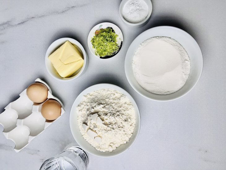 Ingredientes reunidos em uma bancada.
