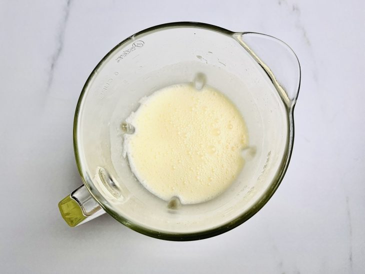 Ovos, açúcar, manteiga, água e sal misturados em um liquidificador.