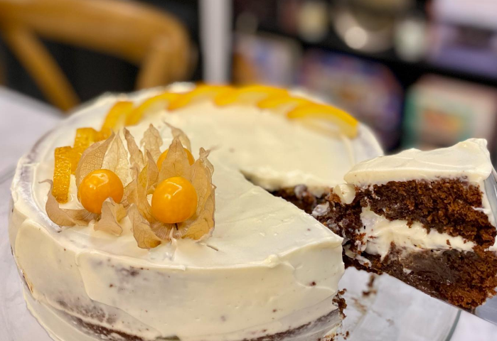Bolo brownie com laranja