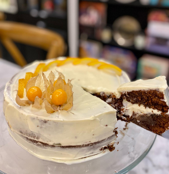 Bolo brownie com laranja