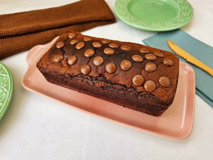 Um recipiente contendo bolo brownie low carb.