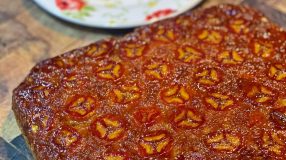 Bolo caramelizado de banana