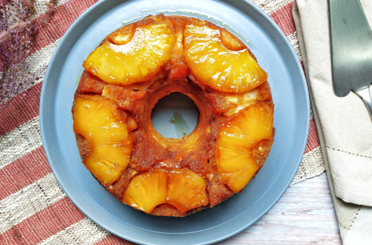 Bolo caramelo de abacaxi