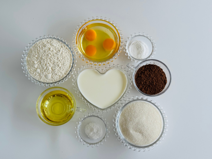 Ingredientes organizados na bancada com forma untada e enfarinhada.