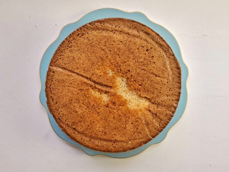 Bolo chiffon completamente assado.