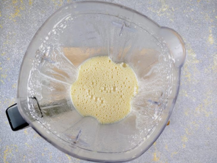 Um liquidificador com ovos e açúcar.