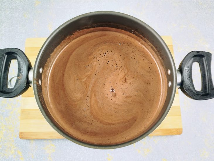 Uma panela com a calda de chocolate.