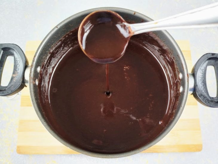 Uma panela com a calda de chocolate ao ponto.