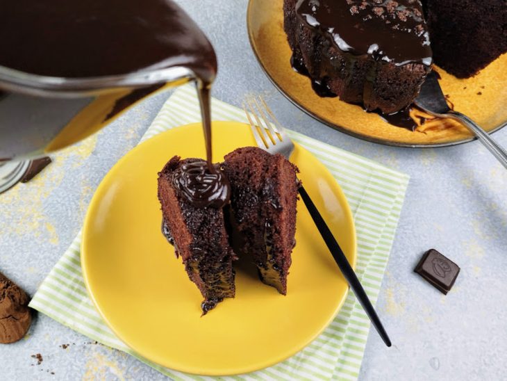 Um prato com bolo chocolatudo de liquidificador.