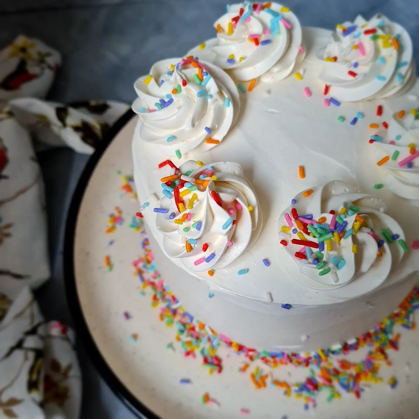 Bolo de chantilly com granulado colorido - Entrega Grátis em 24h