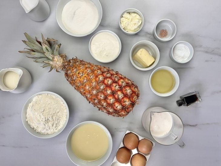 Uma bancada com os ingredientes separados.