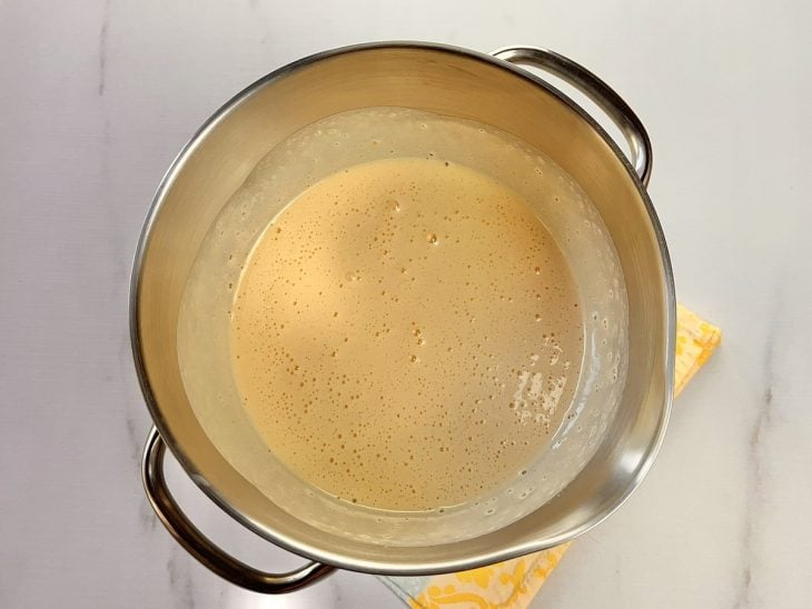 Um recipiente contendo a mistura de ovos e açúcar.