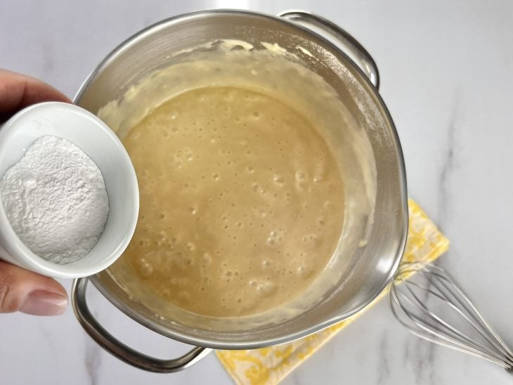 Um recipiente contendo a mistura de ovos, açúcar, farinha, sal e fermento.
