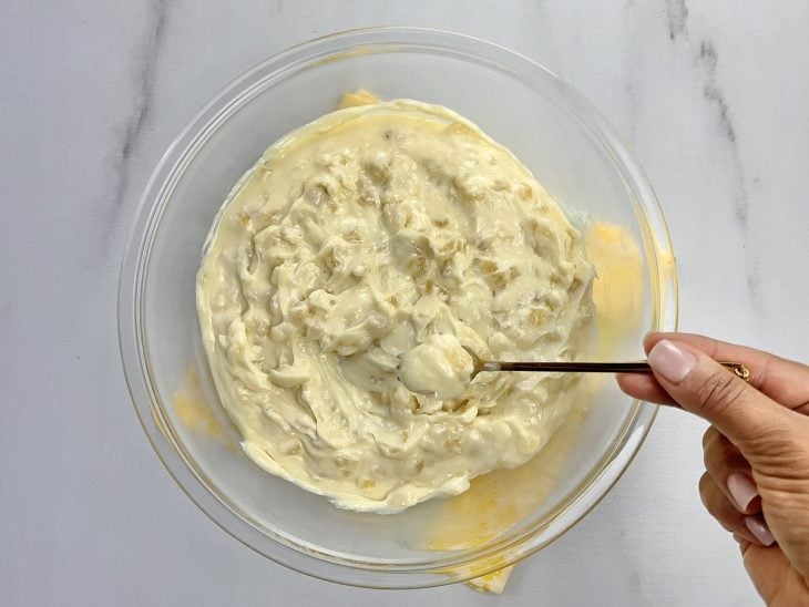 Um recipiente contendo creme de abacaxi.