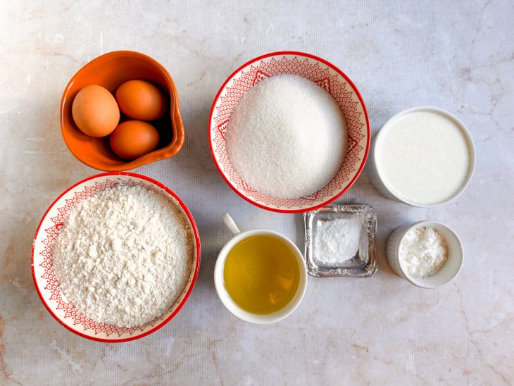 Ingredientes separados sobre a bancada.