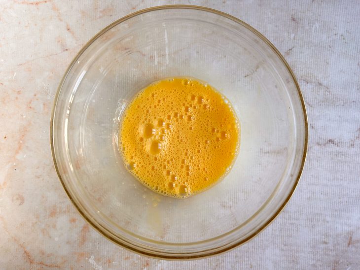 Ovos sendo batidos em tigela até espumar.