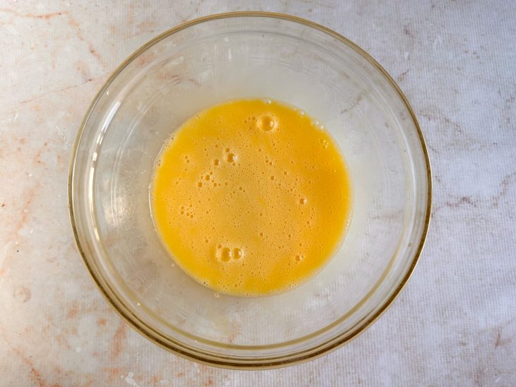 Óleo sendo adicionado à mistura e batido até ficar homogêneo.