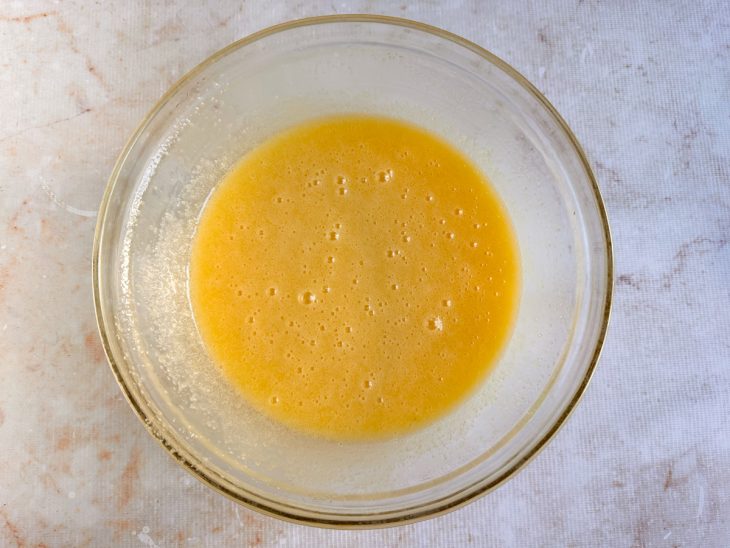 Açúcar sendo incorporado à massa durante o preparo.