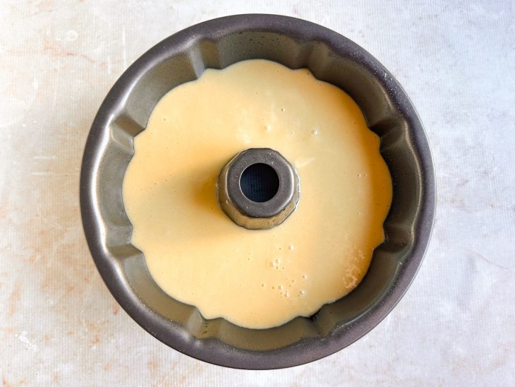 Massa crua sendo despejada na forma antes de ir ao forno.