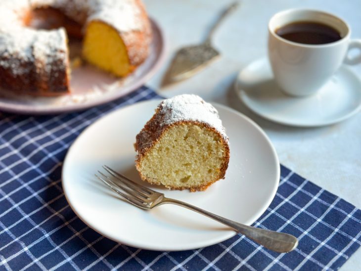 Bolo desenformado com açúcar de confeiteiro polvilhado por cima.