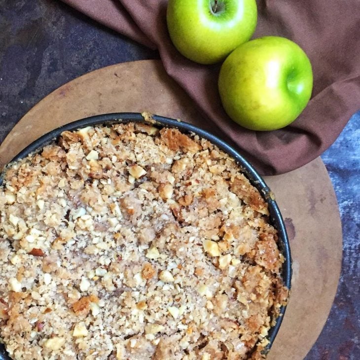 Bolo crumble de maçã verde