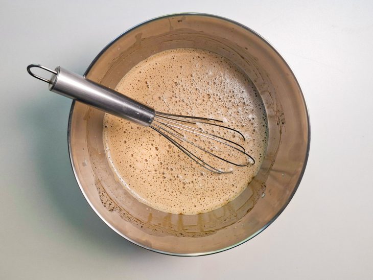 Leite misturado com vinagre descansando para formar o buttermilk.