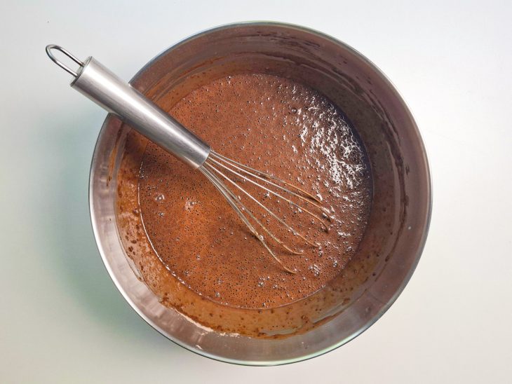 Ovos, açúcar mascavo, óleo e buttermilk misturados na tigela.