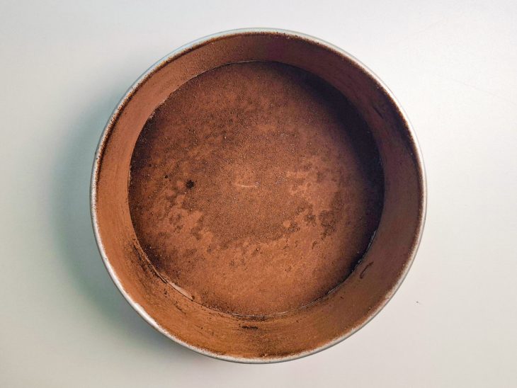 Ingredientes secos peneirados sendo incorporados à massa.