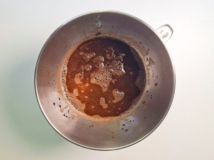 Café solúvel e água misturados.