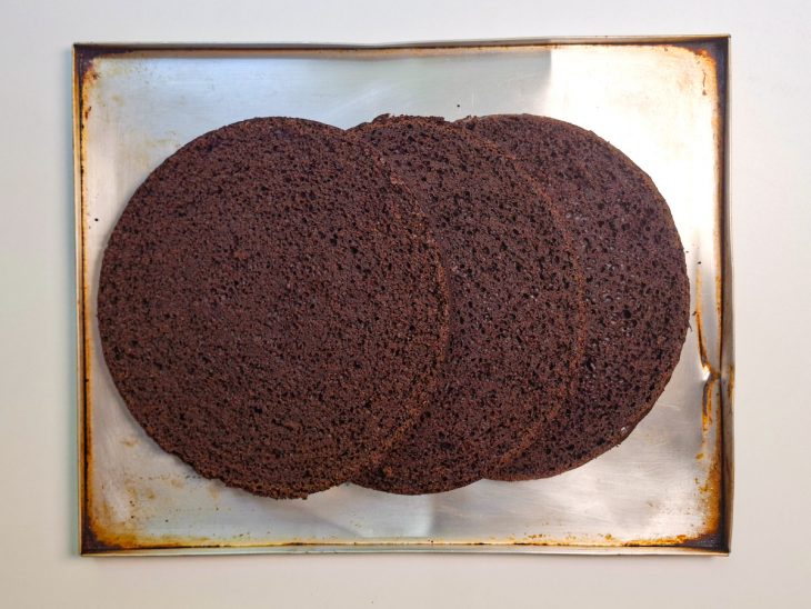 Bolo cortado em 3 partes.