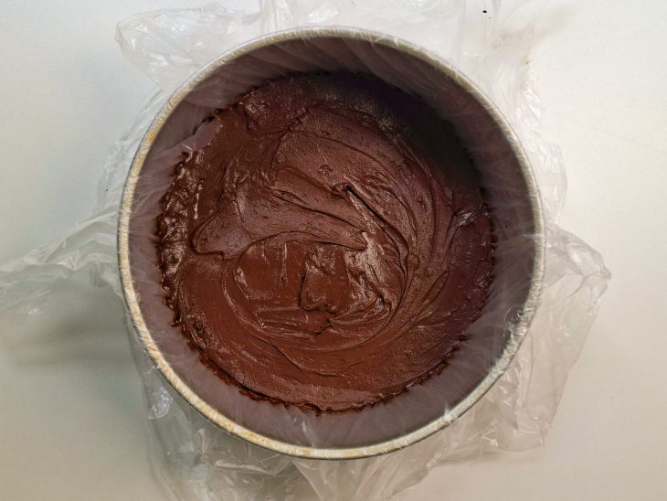 Primeira camada de massa e recheio do bolo.