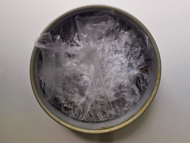 Bolo coberto com plástico.