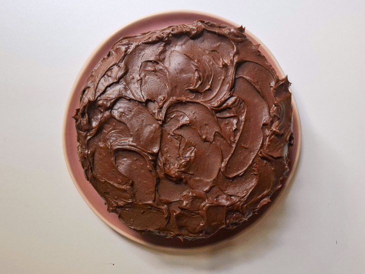 Ganache aplicada ao bolo.