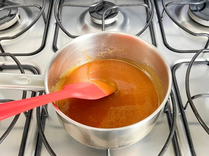 Uma panela com calda de açúcar.