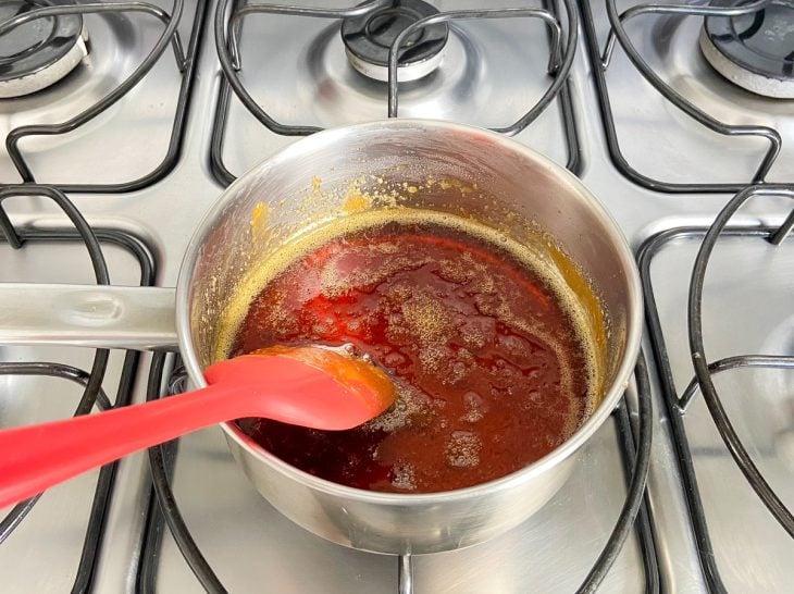 Uma panela com calda de açúcar.