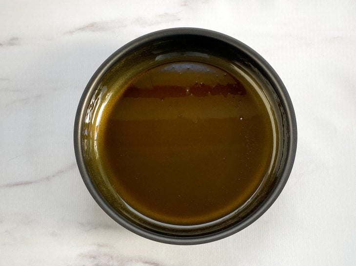 Uma forma com calda de açúcar.