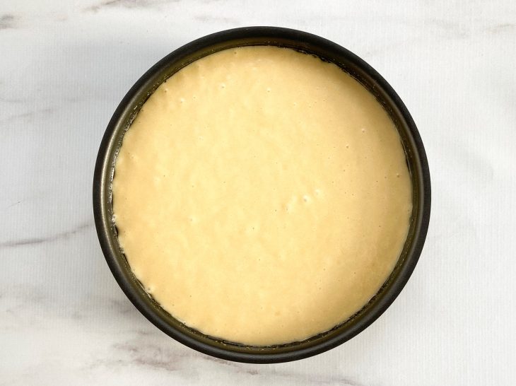 Uma forma com a massa do bolo.