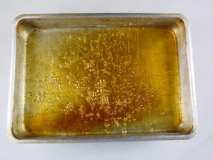 Caramelo dourado formado na assadeira.