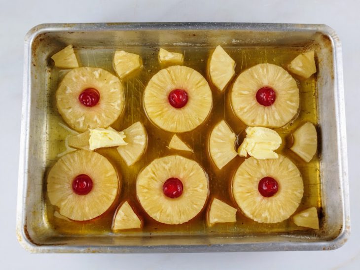 Cerejas e manteiga adicionadas na assadeira.