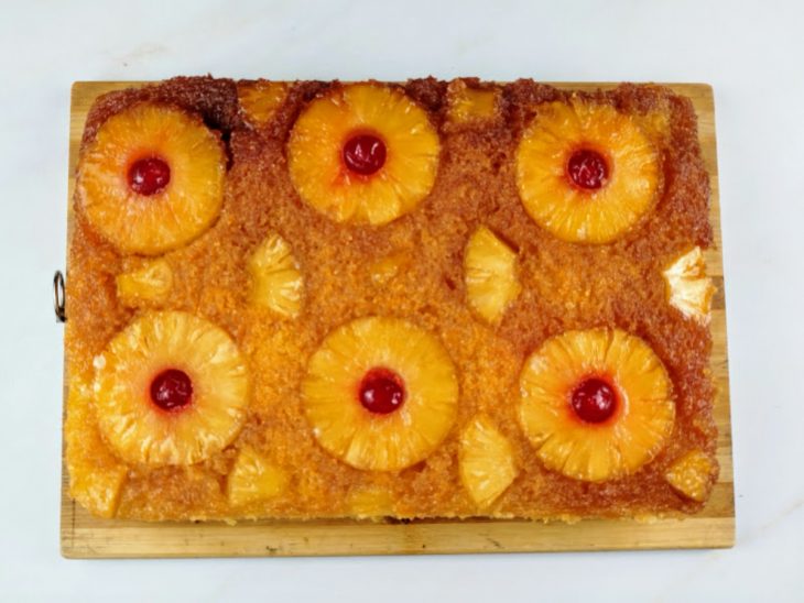 Bolo de abacaxi caramelizado assado.