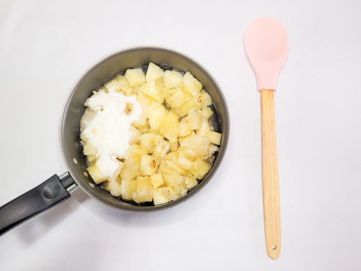 Panela com abacaxi em cubos e açúcar.